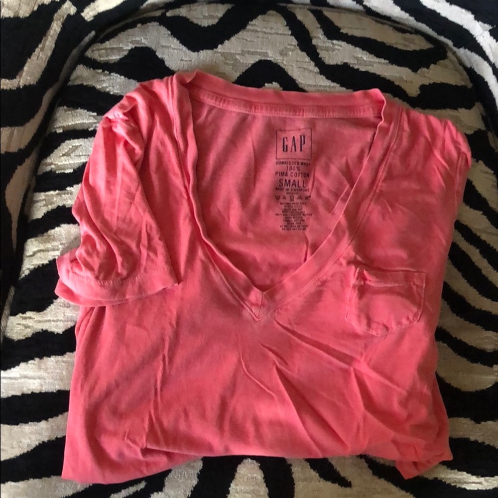 Gap v neck t shirt